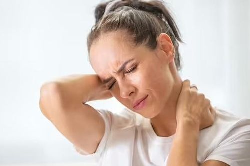 Chuyên gia cảnh báo thói quen bẻ cổ có thể gây ra tình trạng chết người