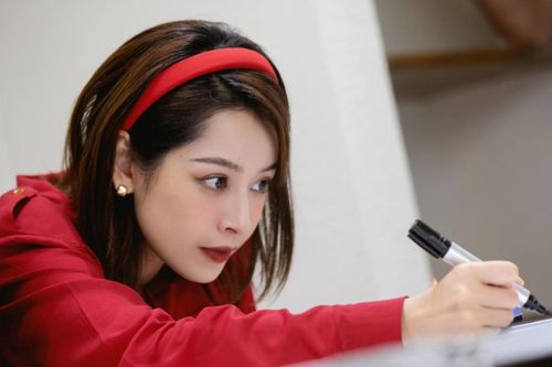 Chi Pu: 'Nghệ sĩ khác hát mọi người hô hào lớn, đến tôi thì mọi người im re'