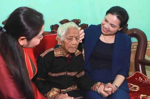 Lãnh đạo Hội LHPNVN thăm, tặng quà Mẹ Việt Nam anh hùng tại Gia Lai