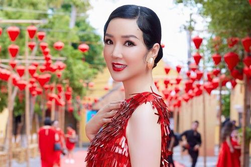 Mỹ nhân đi thi với 3 cuốn sách lịch sử, 34 năm chưa trao lại vương miện Hoa hậu cho ai
