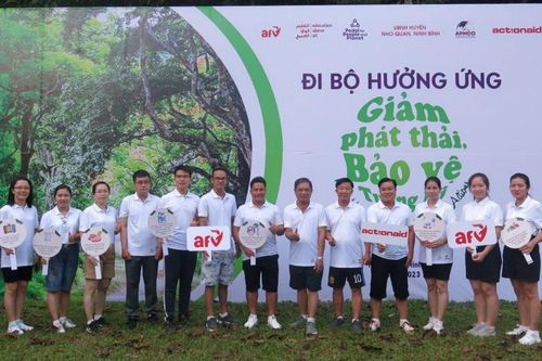Gần 1.000 người đi bộ hưởng ứng 'Giảm phát thải, bảo vệ tương lai'