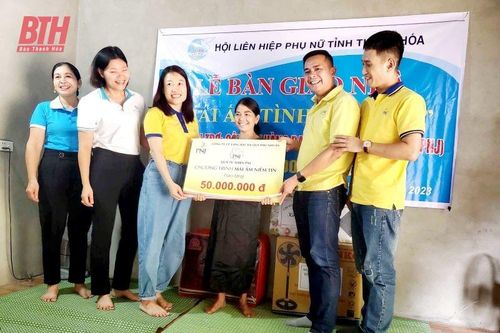 Bàn giao nhà 'Mái ấm tình thương' cho hội viên phụ nữ có hoàn cảnh khó khăn