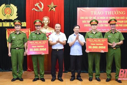 Khen thưởng các tập thể, cá nhân có thành tích trong Chuyên án triệt xóa băng nhóm chuyên cướp giật tài sản tại Sầm Sơn