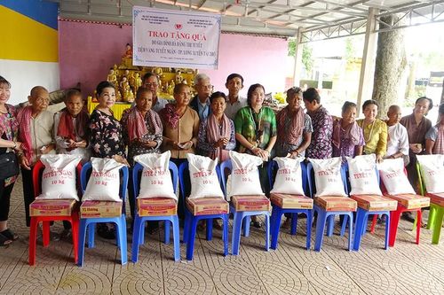 Thêm 430 phần quà cho người dân và thiếu nhi Khmer