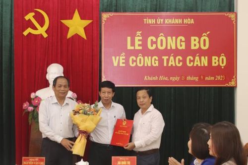Trao quyết định chuẩn y chức vụ Ủy viên Ủy ban Kiểm tra Tỉnh ủy cho ông Đoàn Chí Nhàn