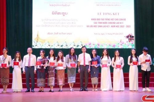 Tổng kết khóa đào tạo tiếng Việt cho cán bộ và lưu học sinh Lào