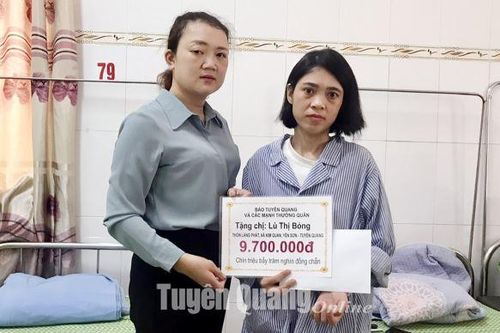 Gần 50 triệu đồng ủng hộ gia đình chị Lù Thị Bỏng