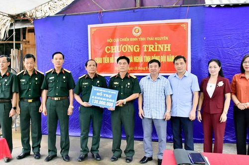 Trao tiền xây nhà Tình nghĩa đồng đội năm 2023