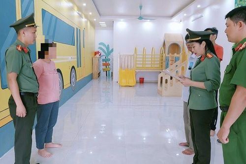 Bắt đối tượng làm giả hồ sơ cho người nước ngoài ở lại Việt Nam