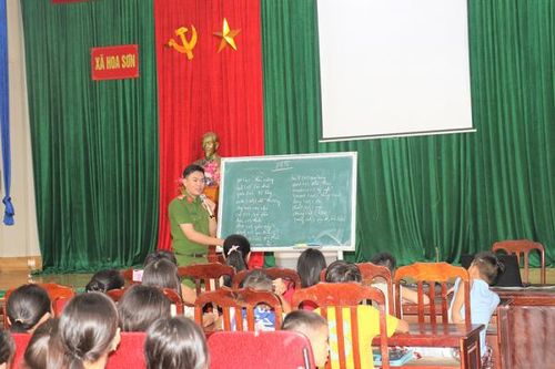 Ấn tượng về lớp học tiếng Anh miễn phí của Phó trưởng Công an xã