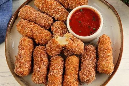 Làm phô mai que giòn rụm, thơm ngậy mà không cần dùng dầu ăn