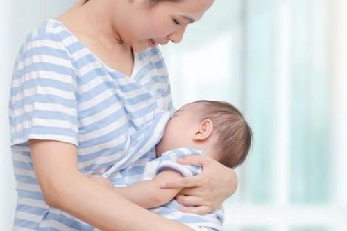Những lợi ích vượt trội dễ thấy khi nuôi con bằng sữa mẹ