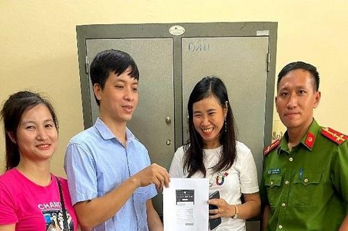 Trao trả 100 triệu đồng cho người chuyển khoản nhầm