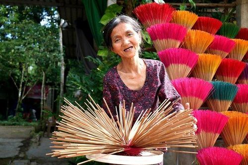 Chuyện người phụ nữ làm hương nặng lòng với những bệnh nhi ung thư