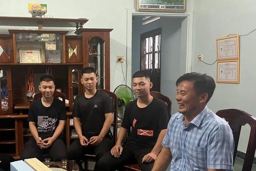 Hạnh phúc của ông bố có 3 đứa con sinh ba cùng trúng tuyển vào trường quân đội