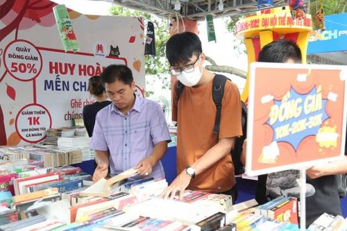 Cuộc sống phong phú, tại sao văn học tẻ nhạt?
