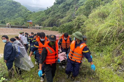 Công an tỉnh Lào Cai huy động lực lượng, tìm thấy 2 thi thể nạn nhân mất tích sau lũ ống