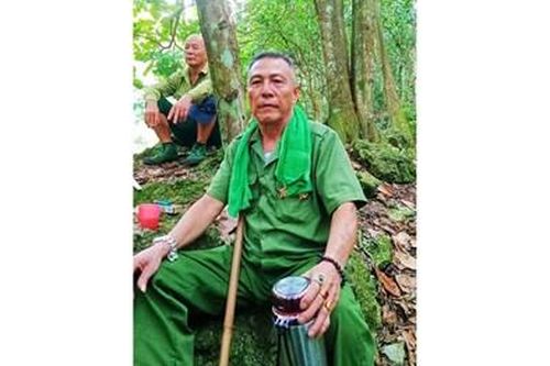 Còn một chân vẫn đi tìm đồng đội