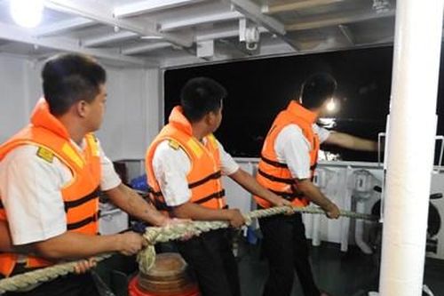 Vùng 4 Hải quân ứng cứu tàu cá gặp sự cố trên biển
