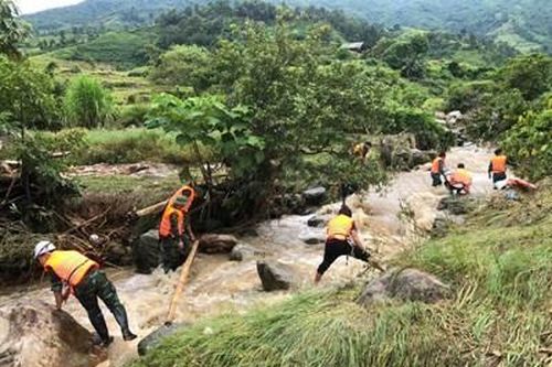 Bộ đội, dân quân nỗ lực giúp dân khắc phục hậu quả mưa lũ tại thị xã Sa Pa, tỉnh Lào Cai