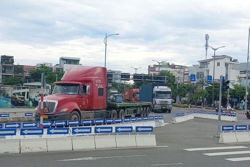 Tài xế container chấp hành nghiêm chủ trương phân luồng lưu thông ra vào Cảng Tiên Sa