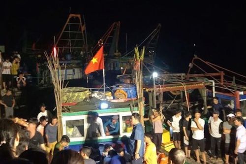 Chìm thuyền câu mực trên vùng biển Cửa Sót khiến một người tử vong