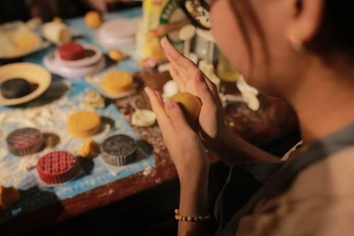 Nở rộ workshop làm bánh Trung Thu cho bạn trẻ