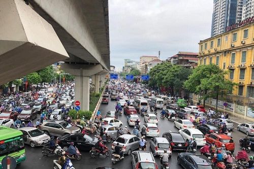 Hà Nội mưa to, kẹt cứng các ngả đường