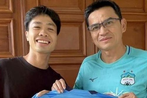 Công Phượng tặng quà đặc biệt cho HLV Kiatisak