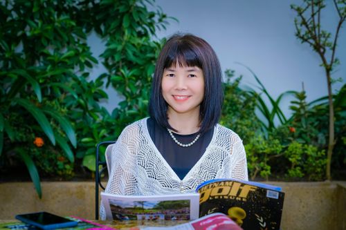 Nhà văn Kiều Bích Hậu nhận bằng Tiến sĩ danh dự của Học viện Prodigy Life