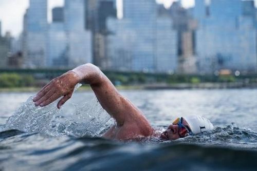 Vận động viên hơn 50 tuổi hoàn thành chặng bơi dài 500km dọc con sông Hudson, New York