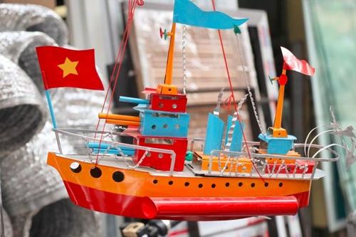 Tàu thủy sắt Tây - món đồ chơi dịp Tết Trung thu đang dần bị lãng quên