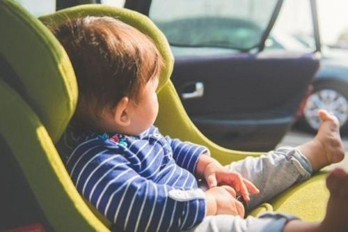 Cấp thiết bảo vệ an toàn cho trẻ trên ô tô