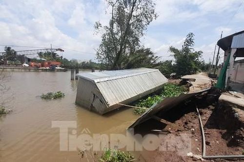 Sạt lở cạnh điểm thi công cao tốc khiến người dân bất an