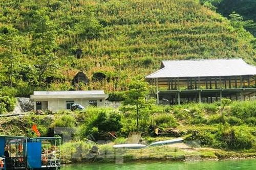 Nhà bê tông không phép lừng lững bên sông Nho quế