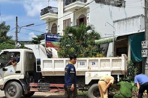 Người khuyết tật bán vé số bị xe ben lùi cán tử vong