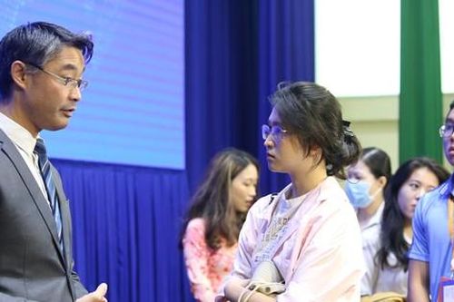 Nguyên Phó Thủ tướng Đức nêu giải pháp chuyển đổi xanh với người trẻ TPHCM