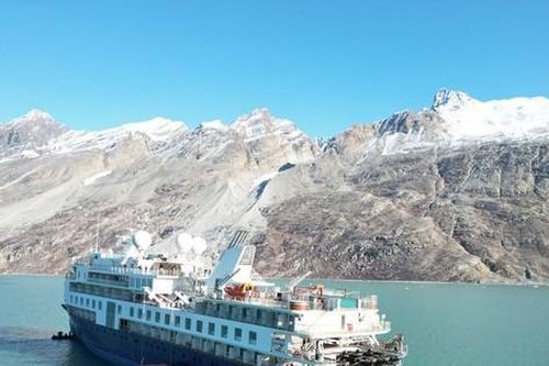 Tàu du lịch hạng sang chở hơn 200 người mắc kẹt ở Greenland