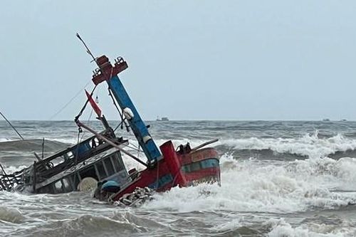 Thuyền câu mực chở 20 người chìm trên biển, 1 người chết