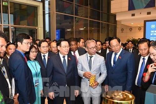 Khai mạc triển lãm 'Khát vọng Việt Nam': Quảng bá bản sắc truyền thống và thành tựu công nghệ