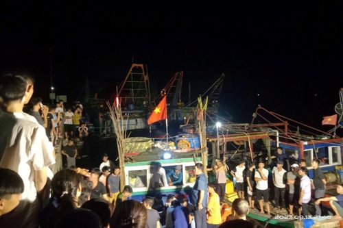 Chìm thuyền chở khách đi câu mực, 1 người tử vong