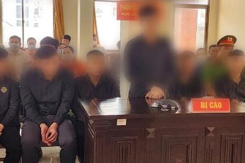 Nhóm côn đồ say rượu chém người đi cùng chuyến phà