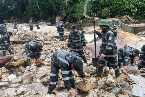 Cảnh sát cơ động hành quân bộ tới khắc phục hậu quả trận lũ quét ở Lào Cai