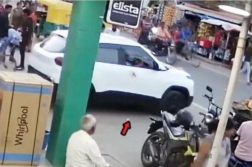 Mới ra khỏi cửa đại lý, ô tô SUV mất kiểm soát lao vào các phương tiện khác