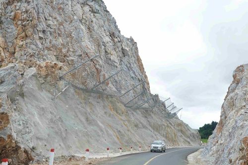 Nguy cơ sạt lở núi đá ở cầu vượt cao tốc qua Thanh Hóa