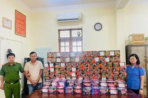 Kiểm sát việc lấy lời khai ban đầu đối tượng vận chuyển hơn 200kg pháo nổ