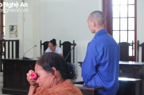 Giọt nước mắt cay đắng của người phụ nữ cùng lúc gánh hai nỗi đau