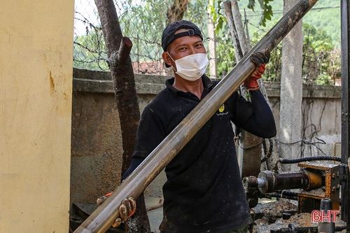 Những người 'kiếm cơm' từ lòng đất