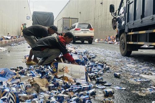 Đồng Nai: Xe tải ôm cua gấp, hàng trăm thùng bia đổ xuống đường