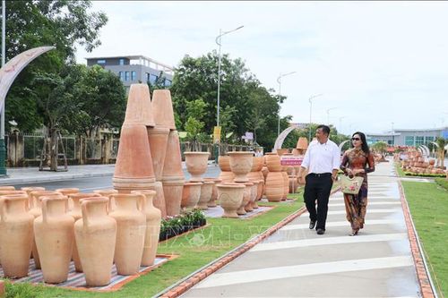 Tôn vinh giá trị làng nghề gạch, gốm Vĩnh Long